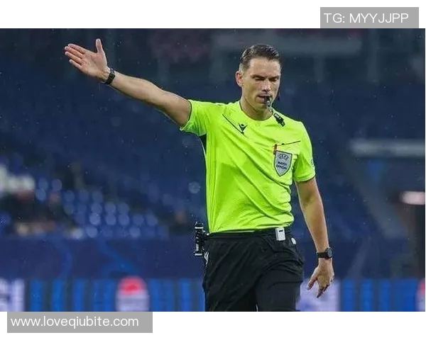 长发足球明星在赛场上自信展现魅力与风采的瞬间 长发足球明星在赛场上自信展现魅力与风采的瞬间