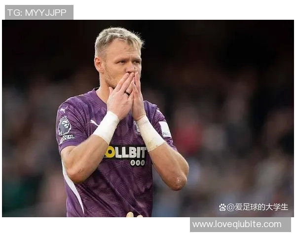 非洲足球明星下跪表达团结与抗议的强烈信念与情感瞬间 非洲足球明星下跪表达团结与抗议的强烈信念与情感瞬间