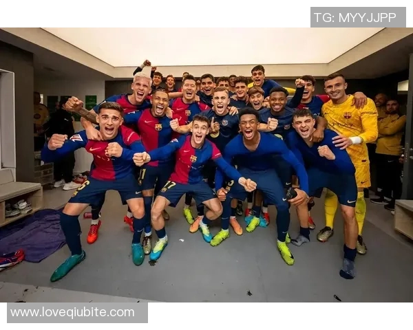 足球明星捧杯事件背后的真相揭秘与舆论反响分析 足球明星捧杯事件背后的真相揭秘与舆论反响分析